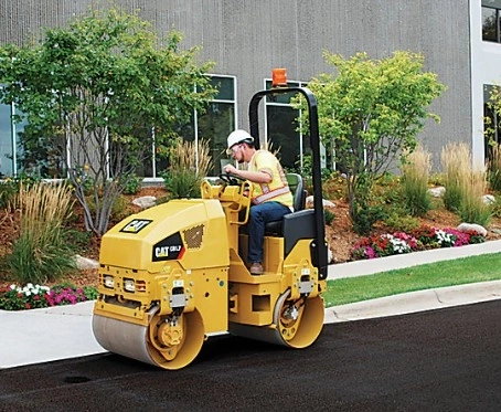 Tandemový vibračný valec CAT® CB1.7 2